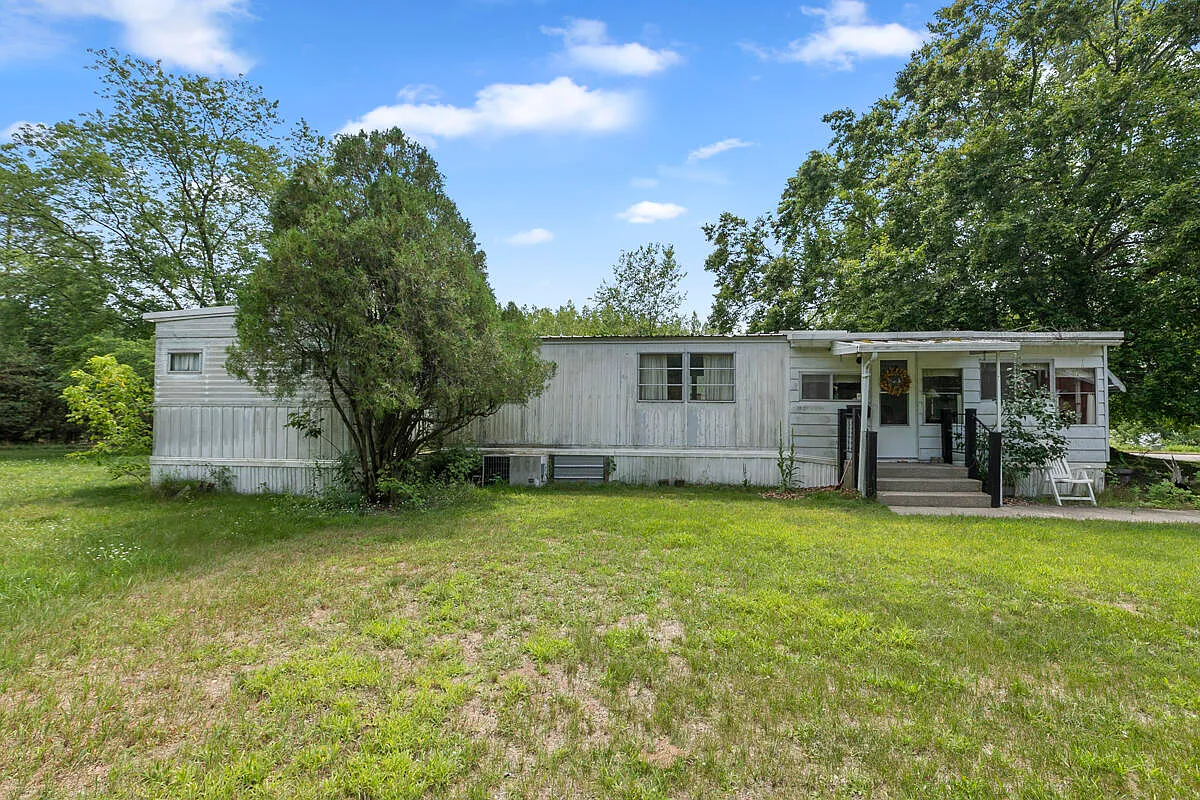 567 4th St photo 1