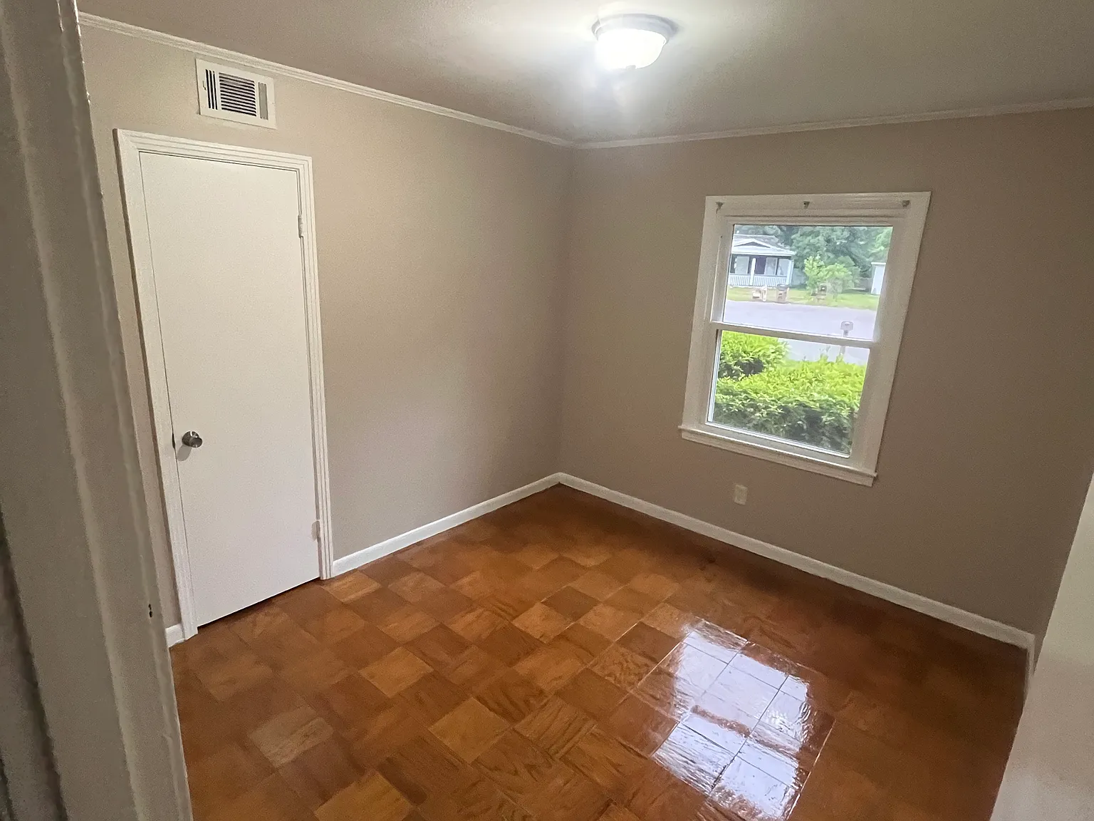 3 bed, 1100 sqft, $1,350 — Photo 4