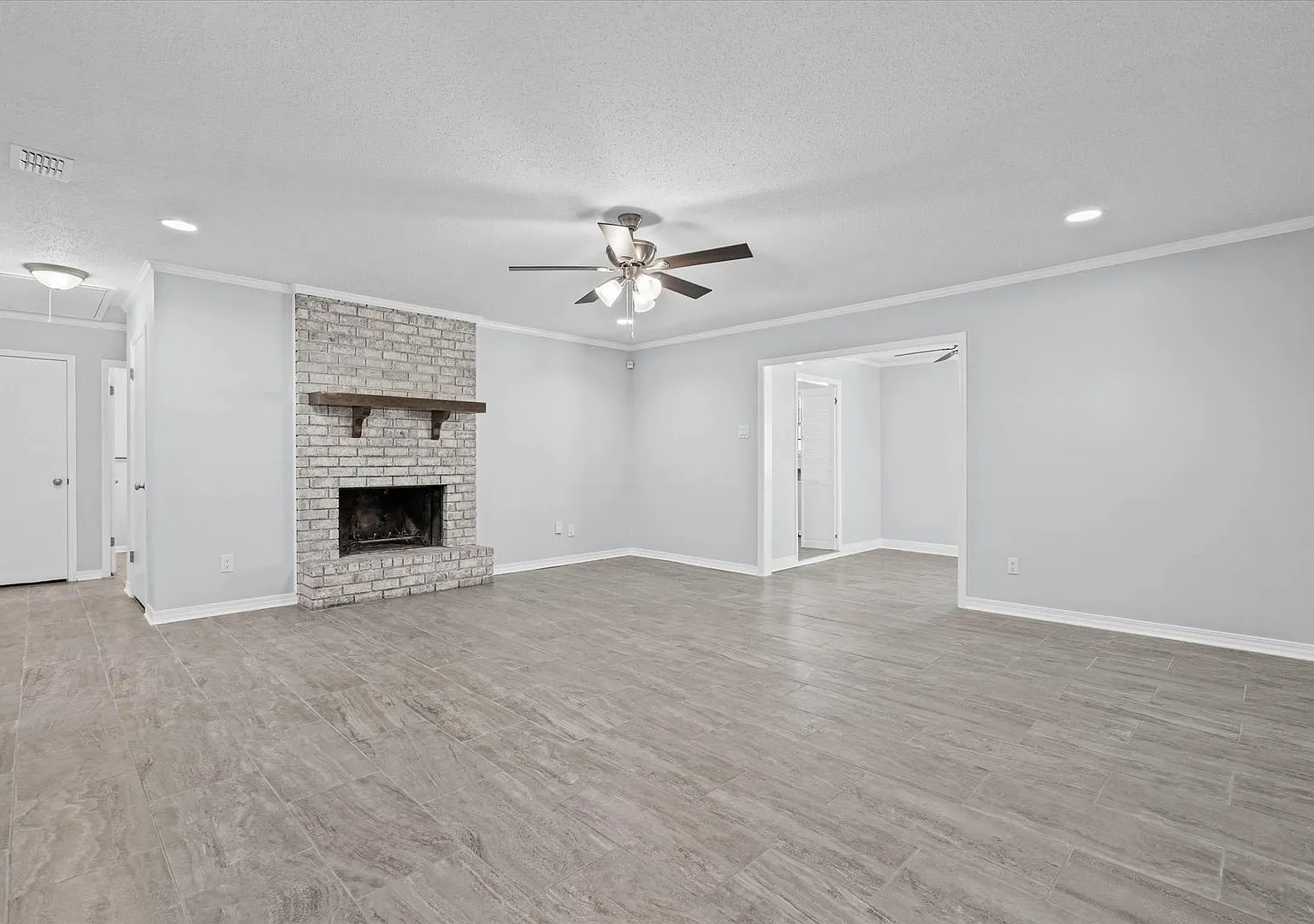 Four Bedroom in West Mobile — Photo 2