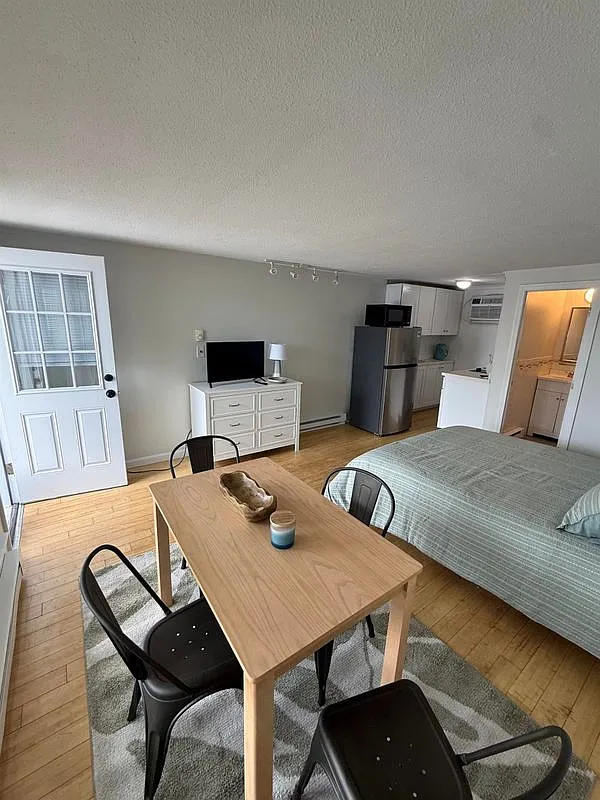 Studio, 1.0 bath, 200 sqft, $1,400 — Photo 3