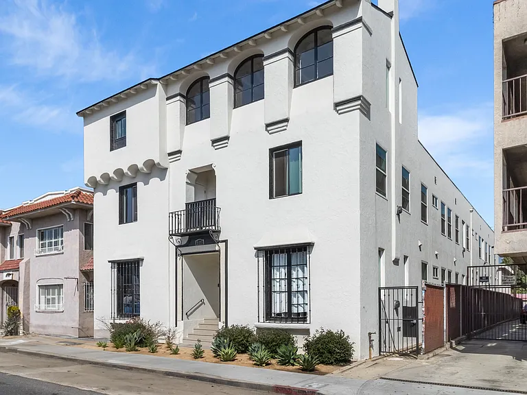 1827 E 4th St #18 — Photo 3