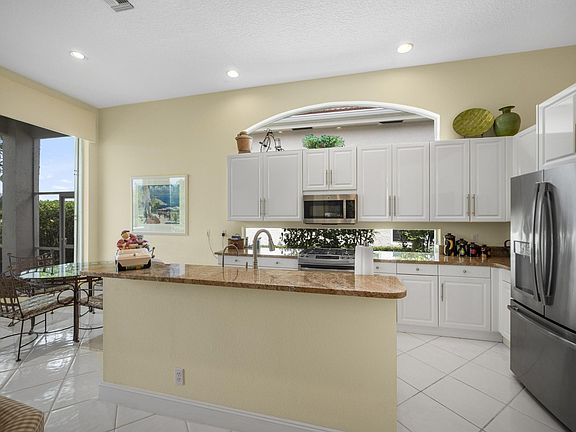 5th image of 251 Isle Way