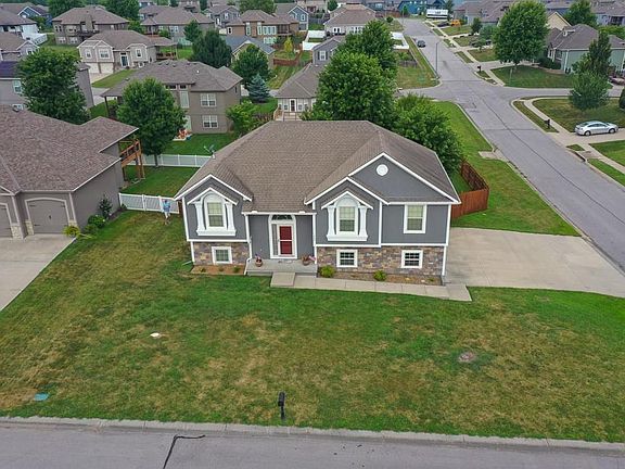2nd image of 1000 SW Redbud Cir
