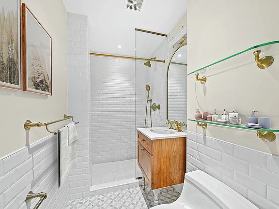 3rd image of 240 W 73rd St #5E