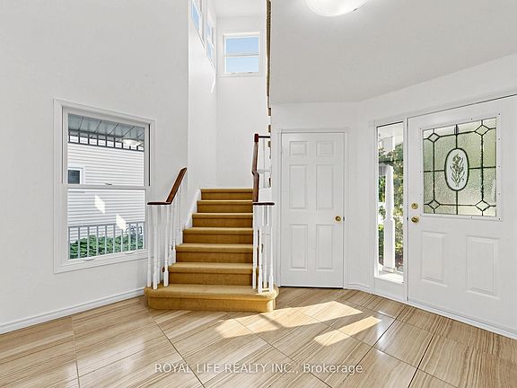 4th image of 985 Linden St