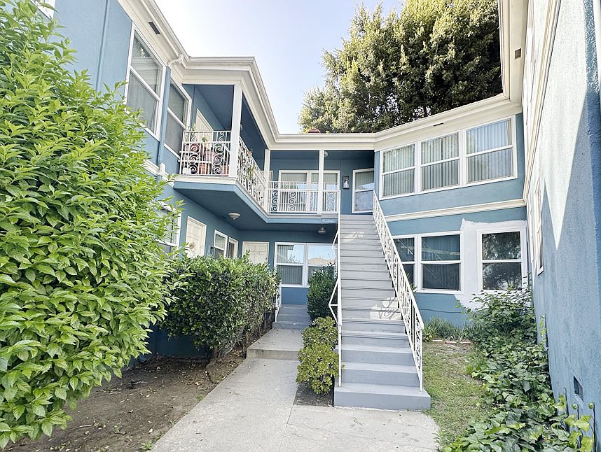 11089 STRATHMORE DRIVE - Westwood, CA 90024 - Building Courtyard