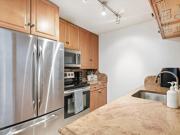 300 Winston Dr #L5 — Photo 17