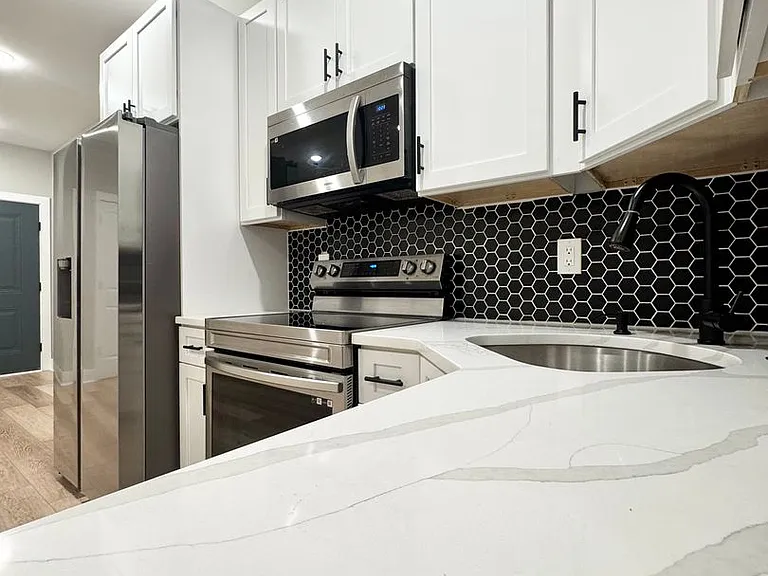 Gorgeous New Diamond St Construction Boasting Luxury Finishes — Photo 29