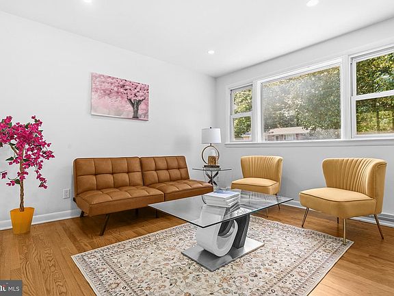 3rd image of 8618 Lantern Ln