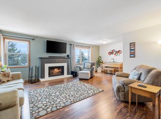 348 Willow Grove Dr UNIT E, Pewaukee, WI 53072