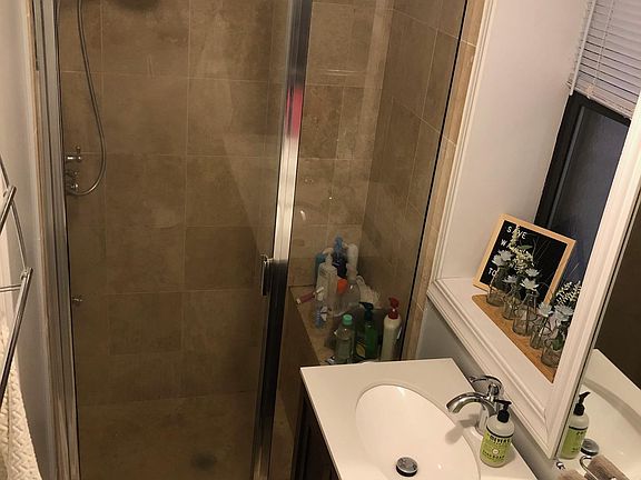 4th image of 1033 N Wood St #1