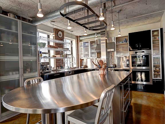 Eat-in Kitchen, fully accessorized