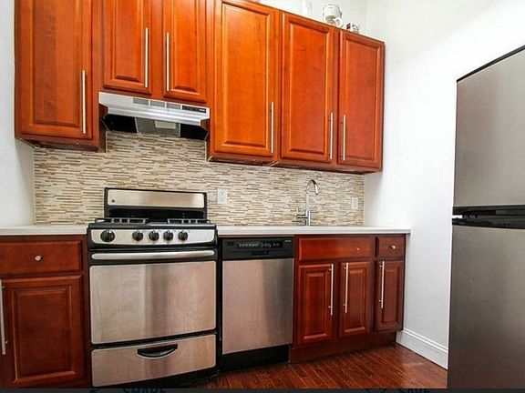 2nd image of 93 Bainbridge St APT 3R