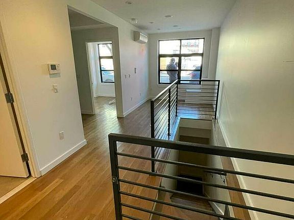 4th image of 555 Graham Ave APT 1E