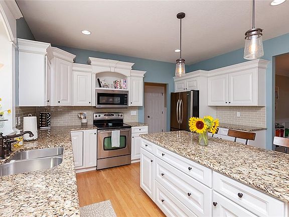 5th image of 127 SW Stonegate Dr