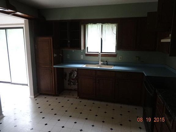 3rd image of 410 8th St