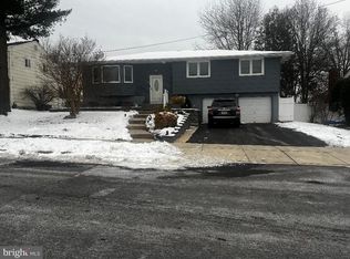 6 Bellows Ln, Cherry Hill, NJ 08002