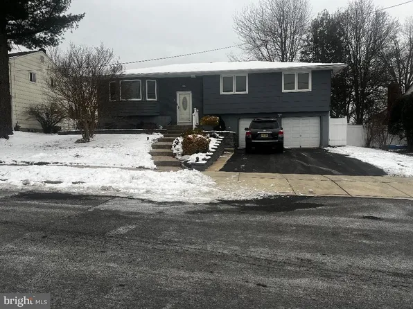 6 Bellows Ln, Cherry Hill, NJ 08002