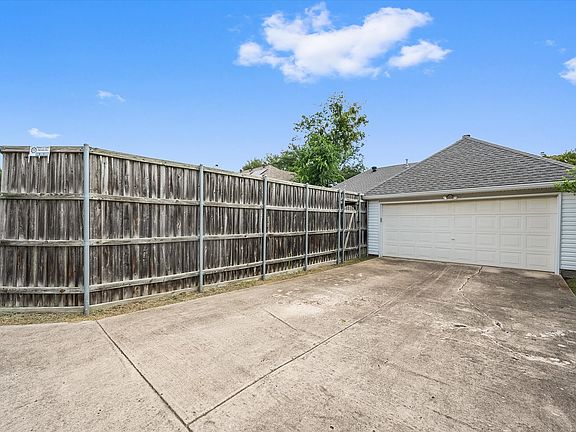 3rd image of 812 Fall Dr