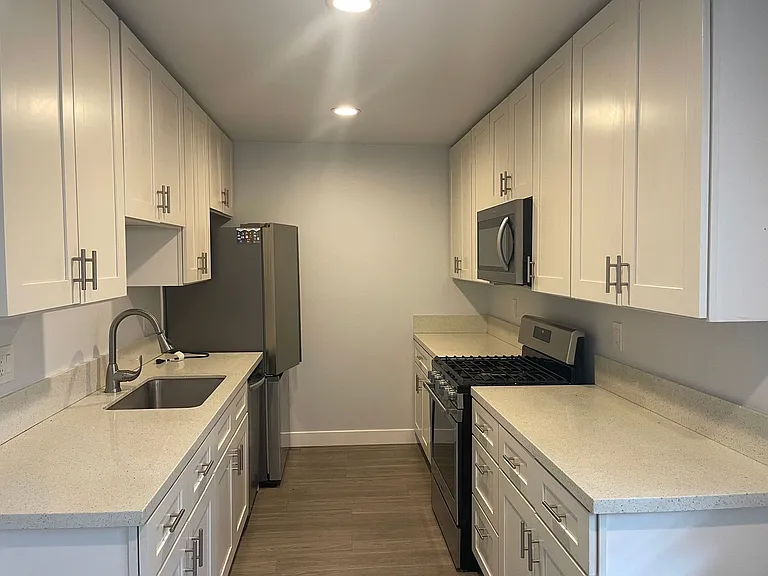500 N Clementine St — Photo 9