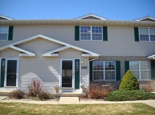 909B N Clover Ln, Cottage Grove, WI 53527