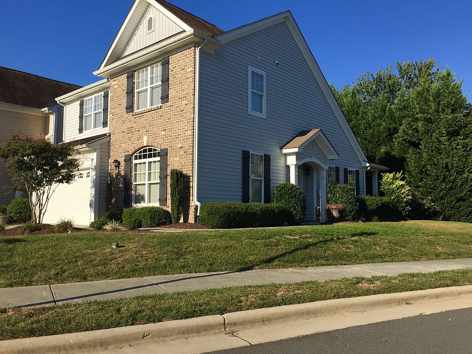 2nd image of 400 Hilltop View St