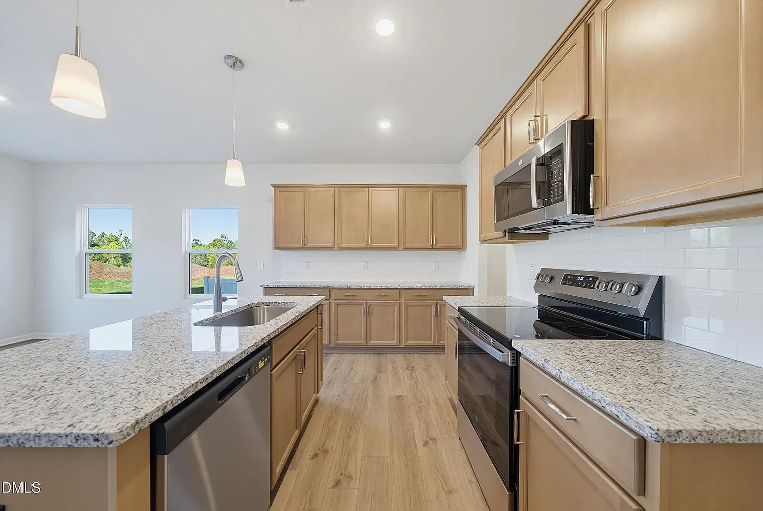 3 bed, 2.5 bath, 1735 sqft, $1,995 — Photo 2