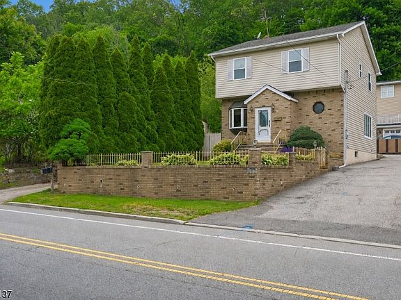 3rd image of 562 Valley Rd