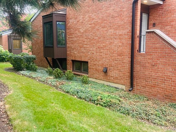 3rd image of 19W250 Gloucester Way N