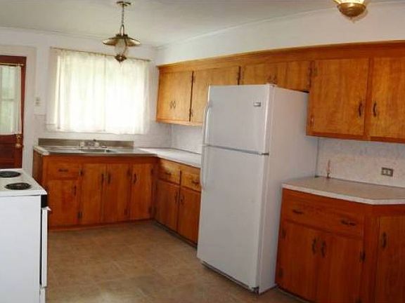 4th image of 221 Portland Rd