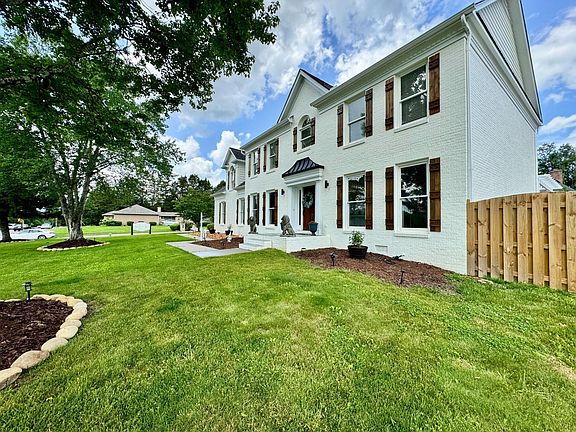3rd image of 11924 W Fox Chase Cir
