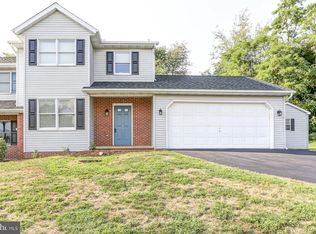 12 Edgewood Dr, Lititz, PA 17543