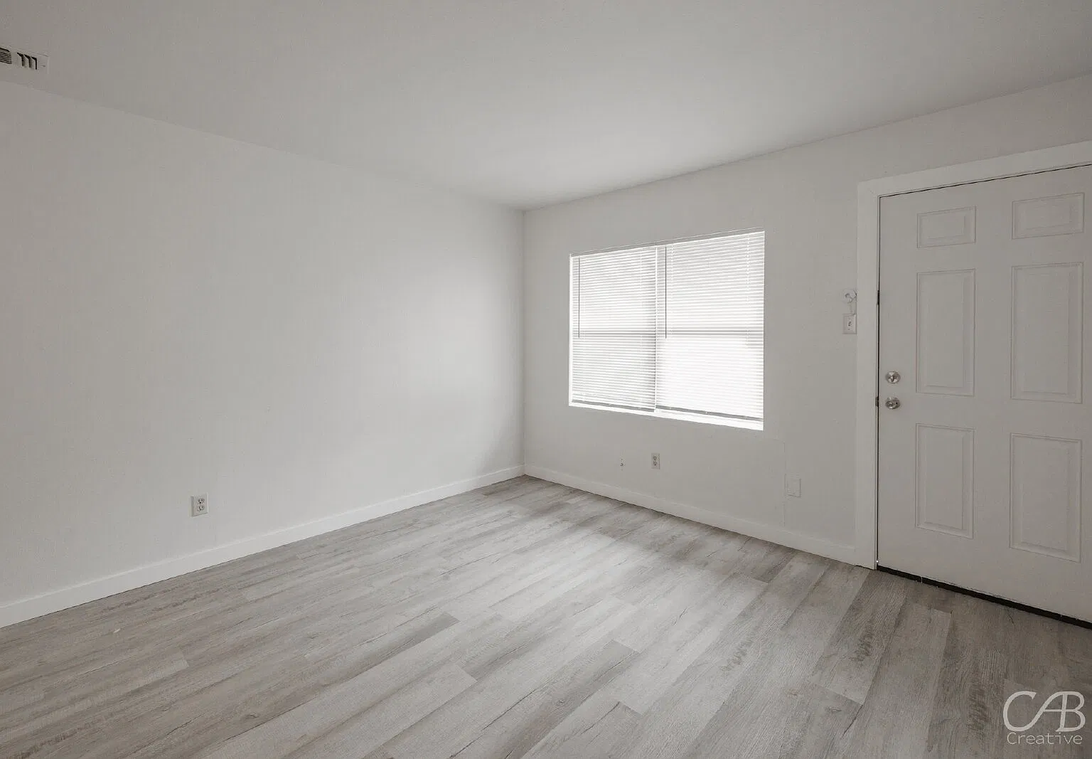 3 bed, 1.0 bath, 998 sqft, $1,895 — Photo 2