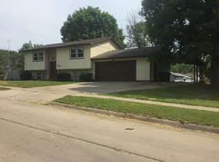1231 Sandusky Dr, Iowa City, IA 52240