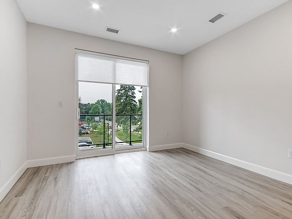 5th image of 75 Walnut St #307
