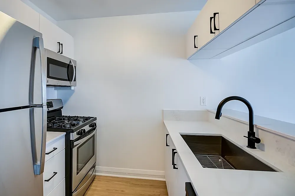800 6th Avenue — Photo 1