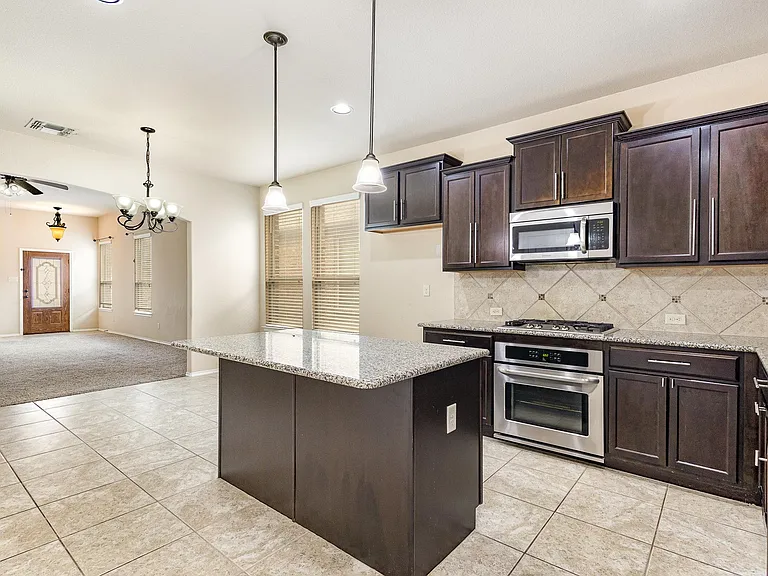 208 Whitman Dr — Photo 6