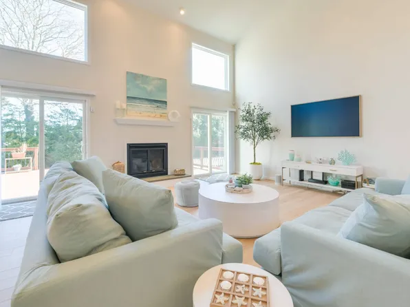 9 Carter Rd, Hampton Bays, NY 11946