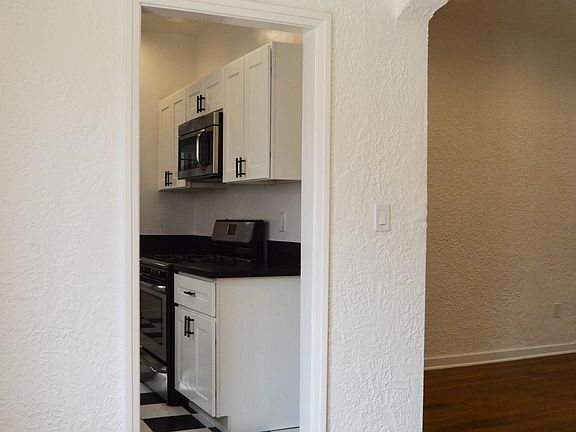 5th image of 1315 N Hayworth Ave #1/4