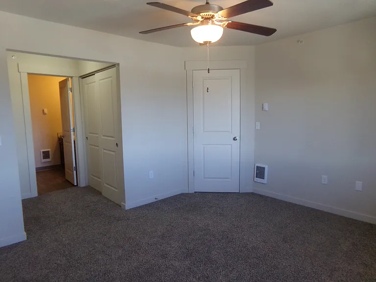 Crossroads Apartments — Photo 39