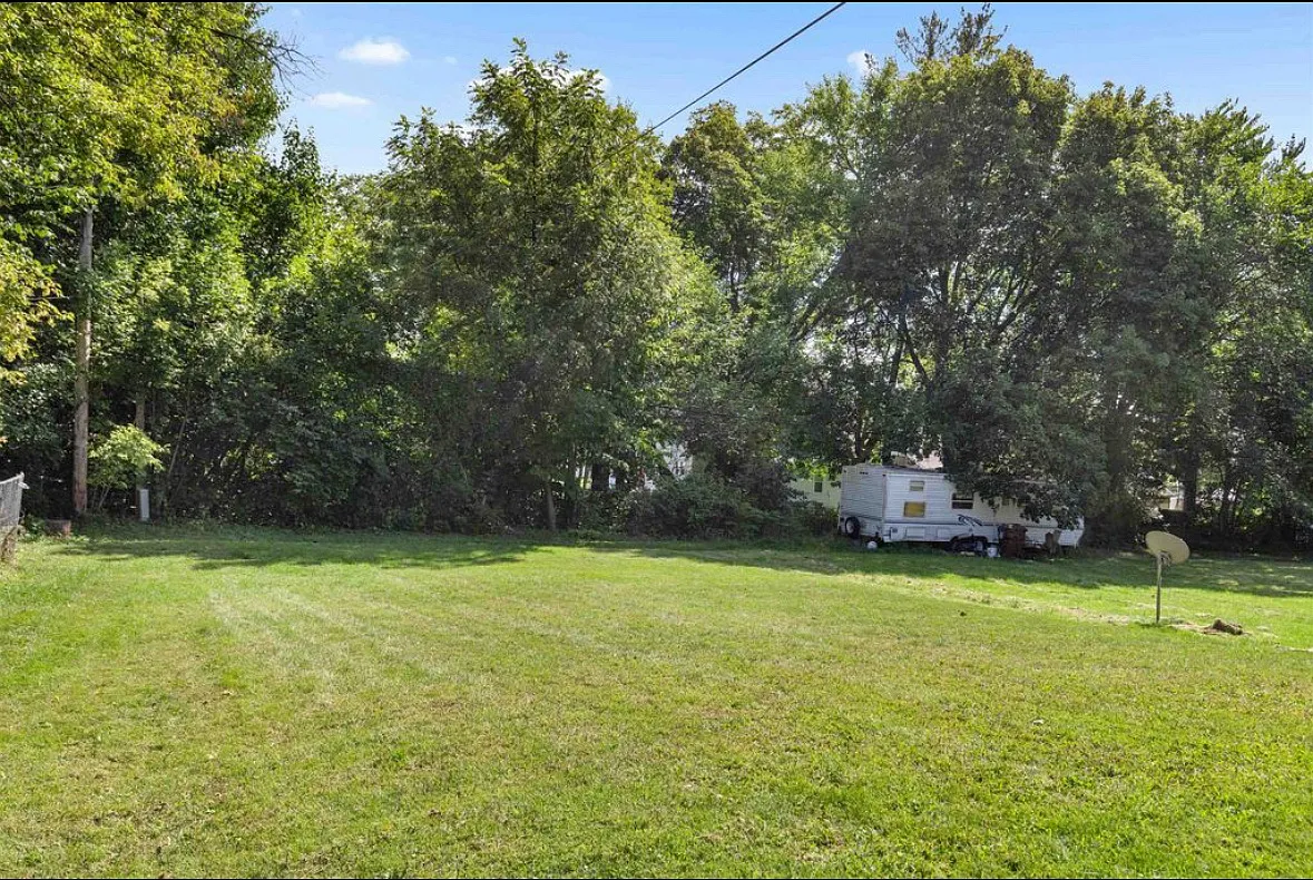 410 Foster Ave — Photo 3