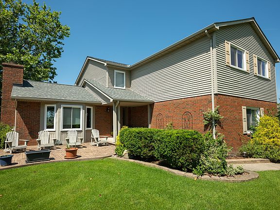 2nd image of 570 Lakes Edge Dr