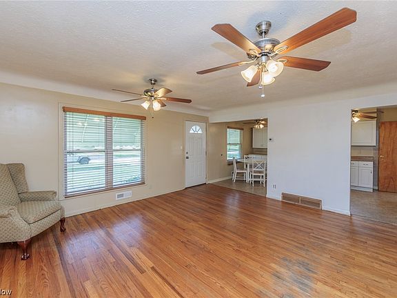 3rd image of 2810 Klusner Ave
