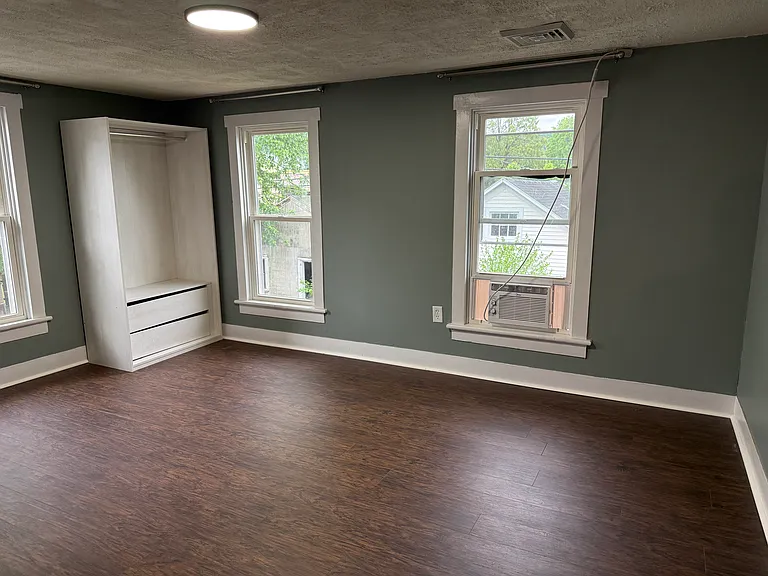 976 E Market St — Photo 7