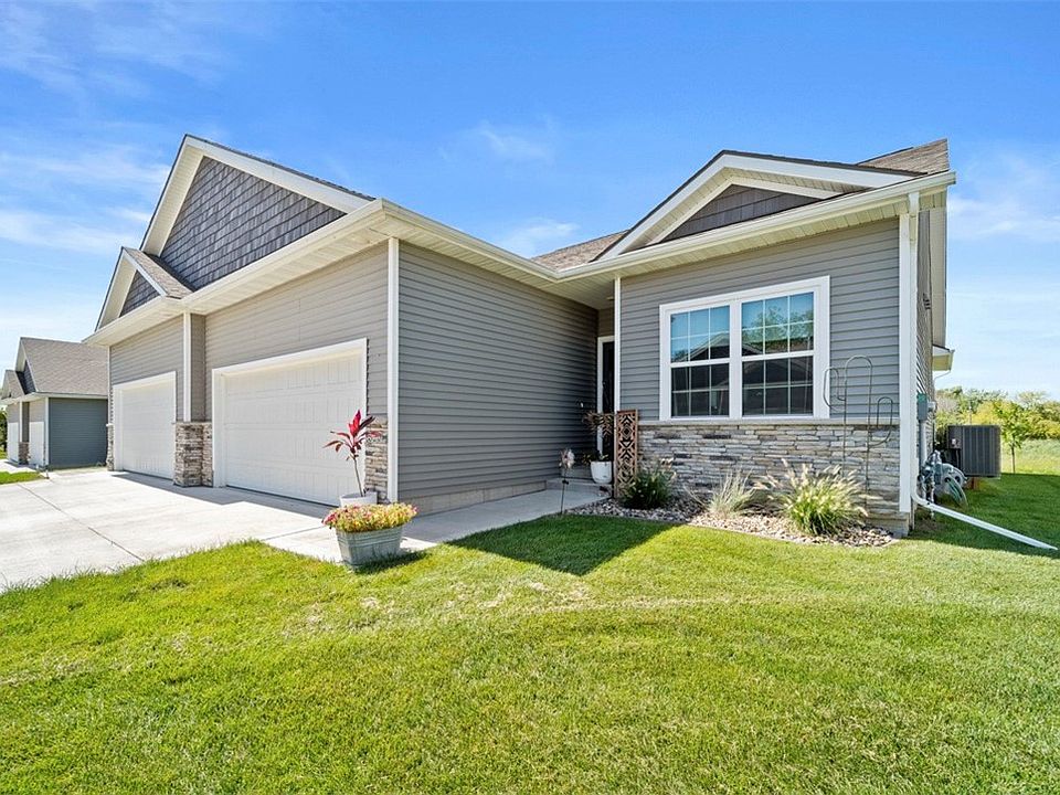 1st image of 820 Pinehurst Way