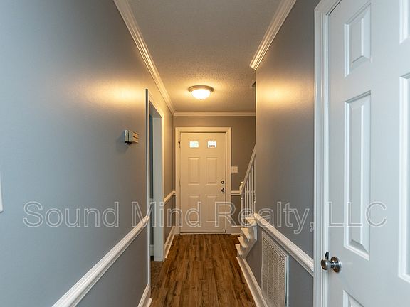 4th image of 1313 Roundtree Dr