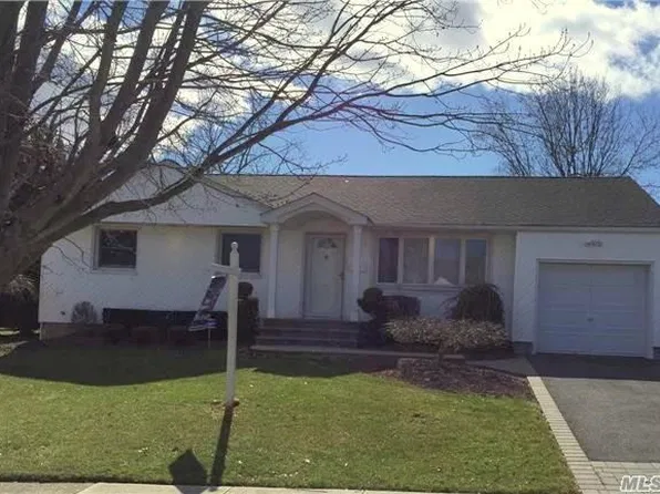 3 Cedar Dr W, Old Bethpage, NY 11804