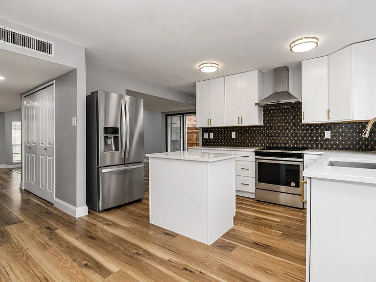 4716 Roberts Dr — Photo 2