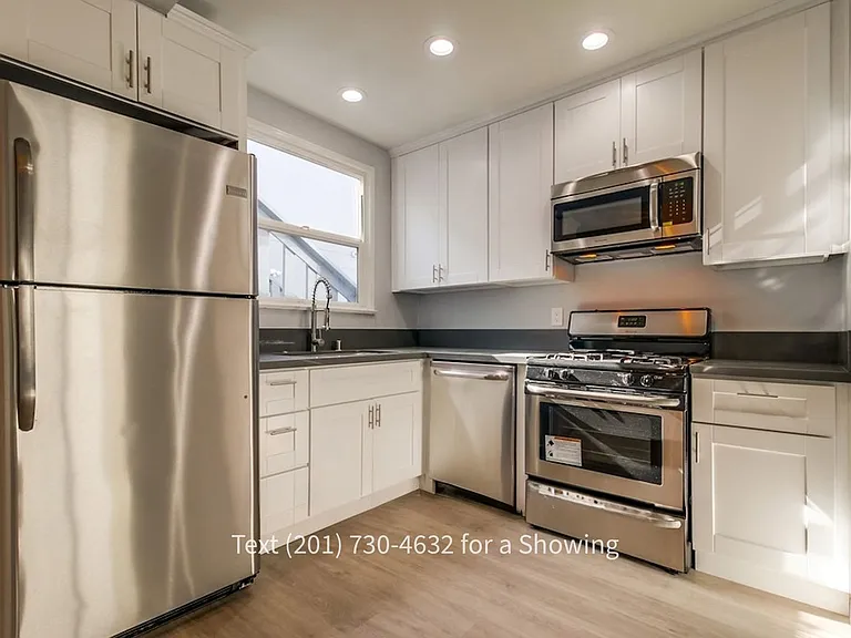 2 Bedroom, 1 Bath with Backyard & Washer/Dryer, Pets OK — Photo 7