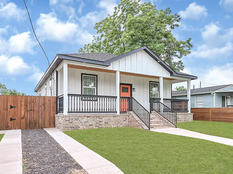 2412 Lucas St — Photo 2